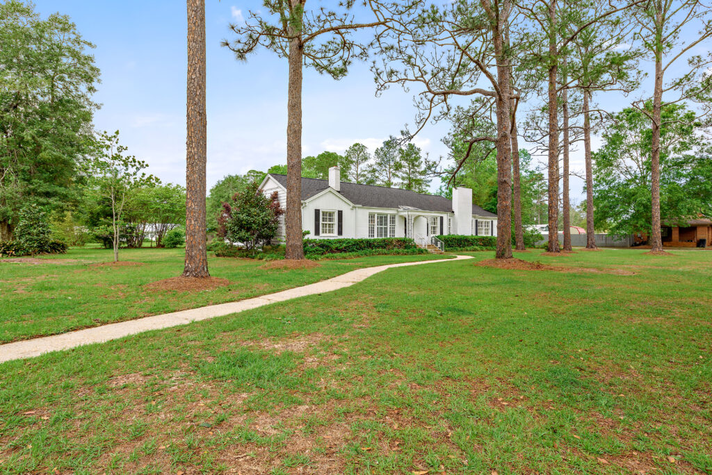 401 N Trinity Street, Geneva, Alabama 36340 - Wiregrass Home Team