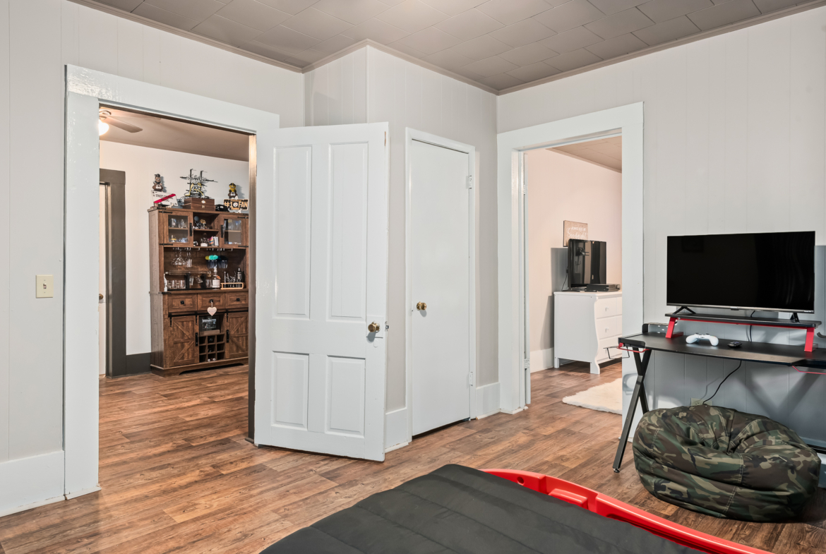 687 Smith Ave-WHT-19