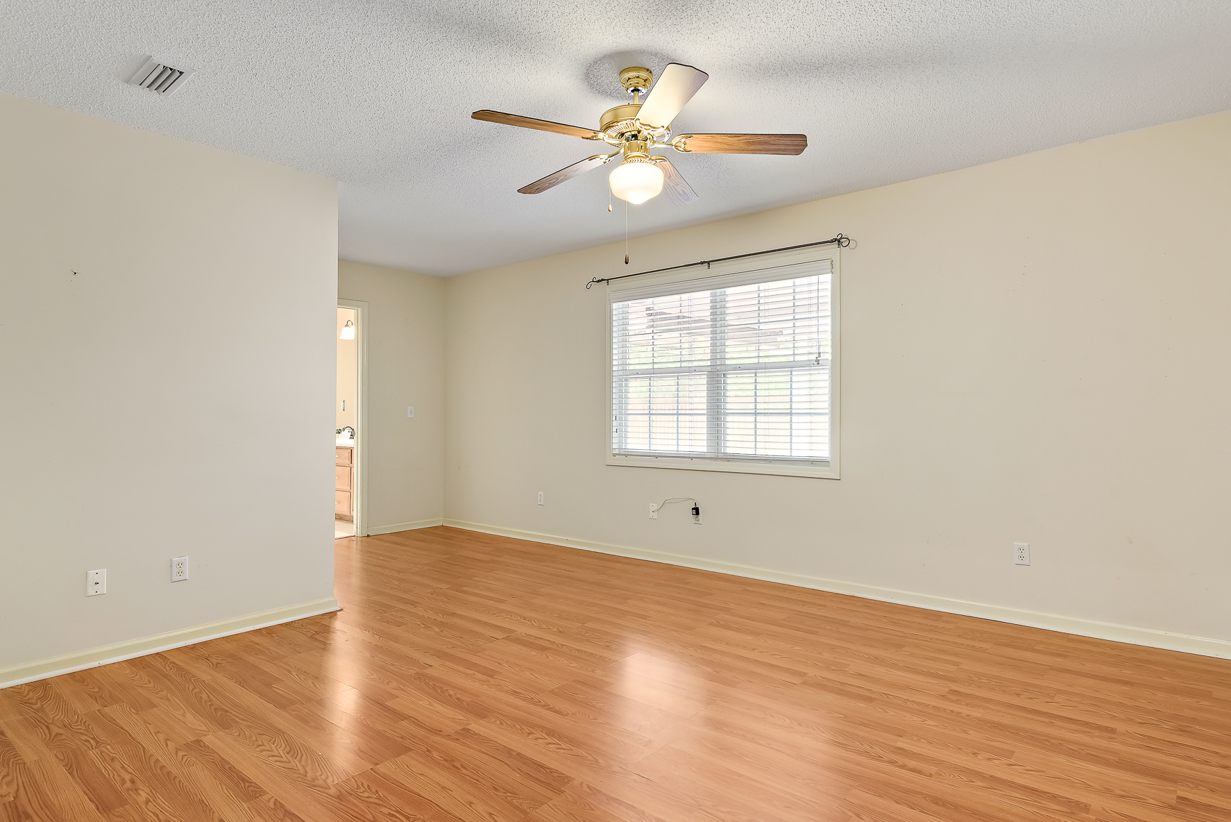 103 Jessica Ln-WHT-29