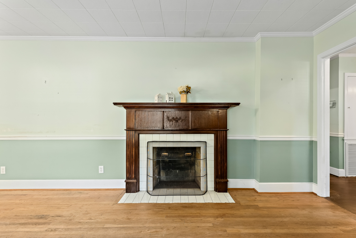 202 S Academy St WHT-13