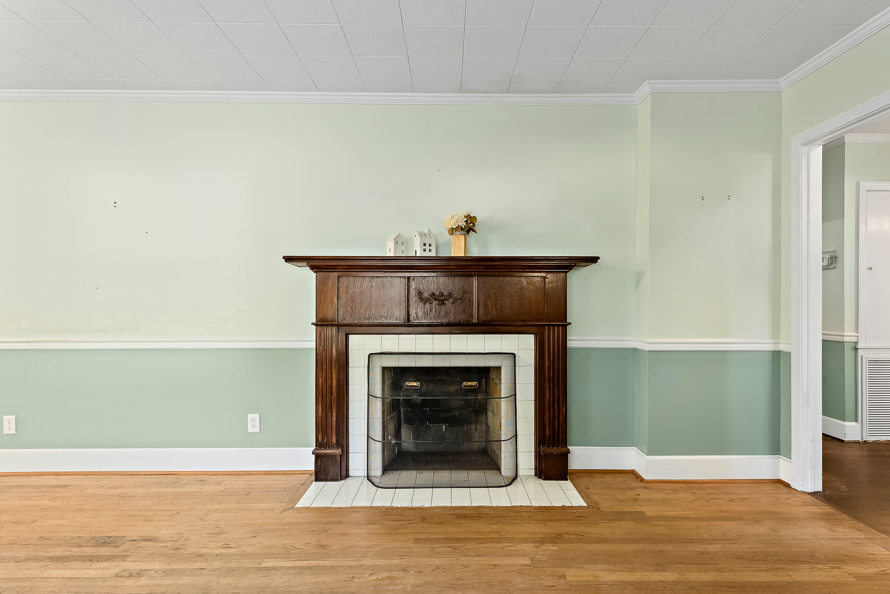 202 S Academy St WHT-13