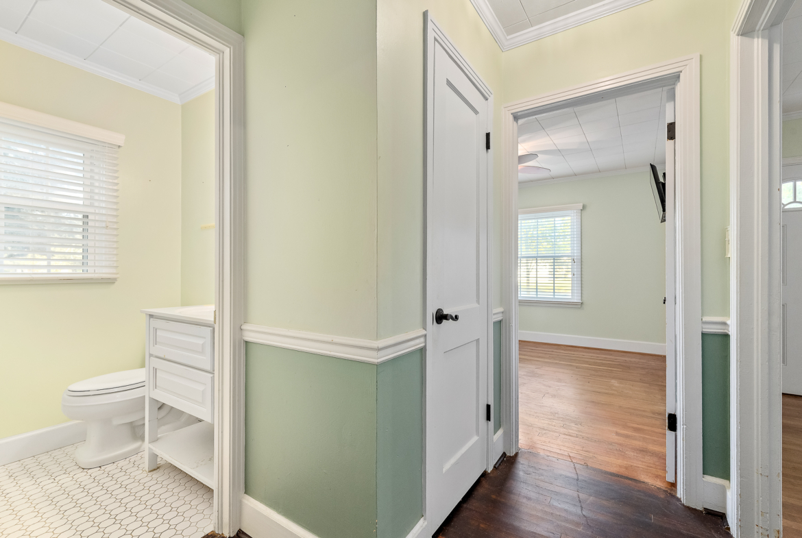 202 S Academy St WHT-23