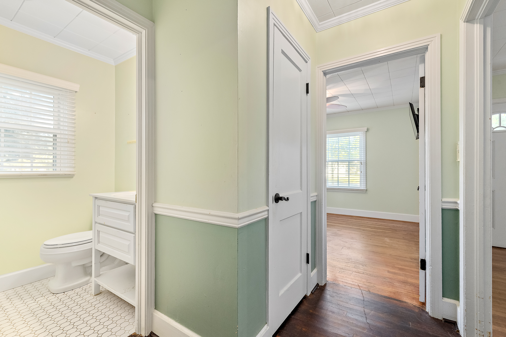 202 S Academy St WHT-23
