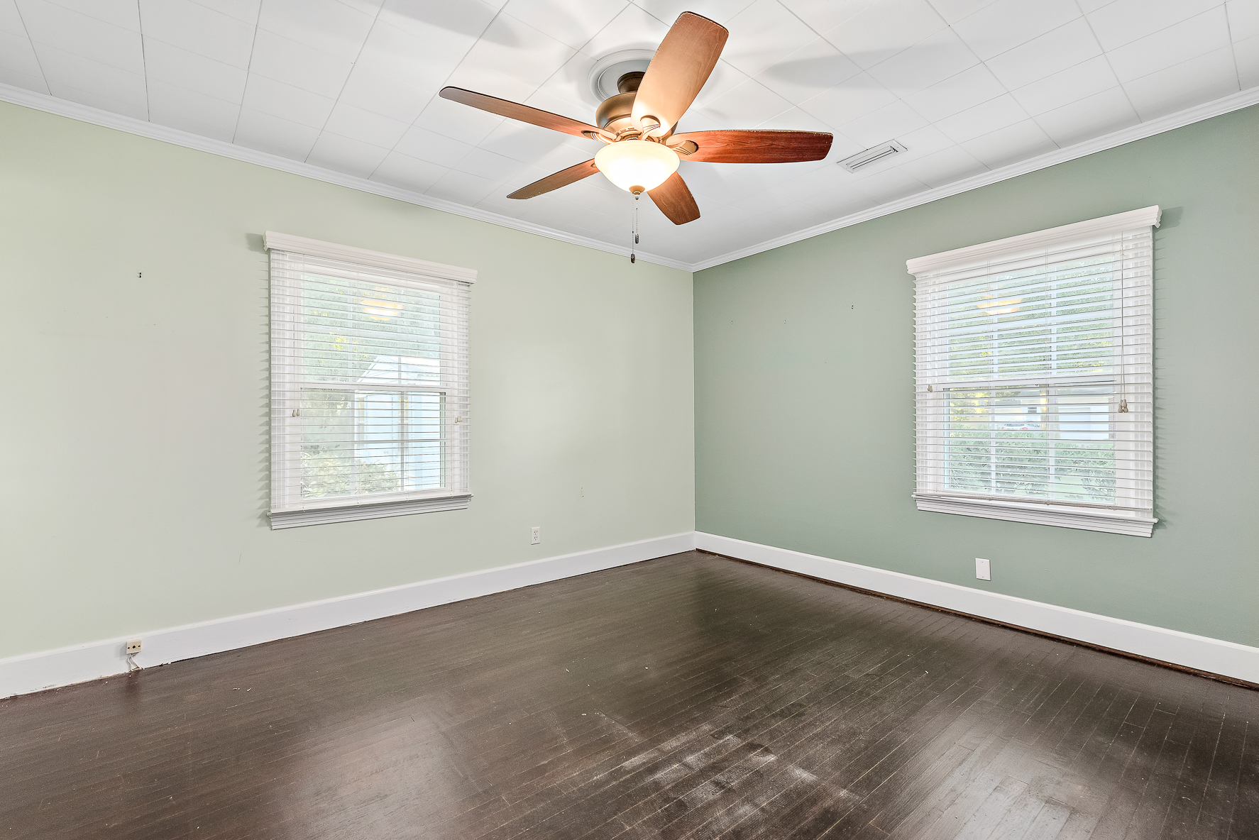 202 S Academy St WHT-26