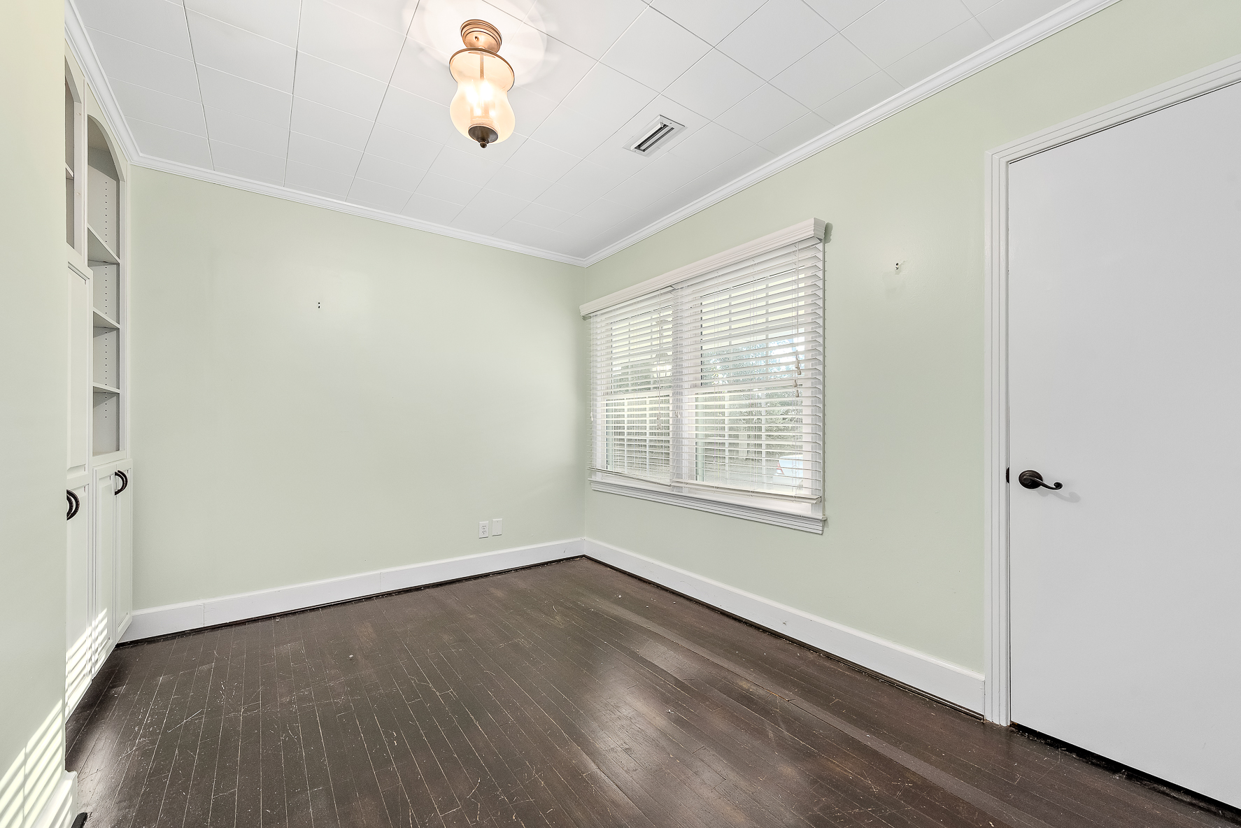 202 S Academy St WHT-28
