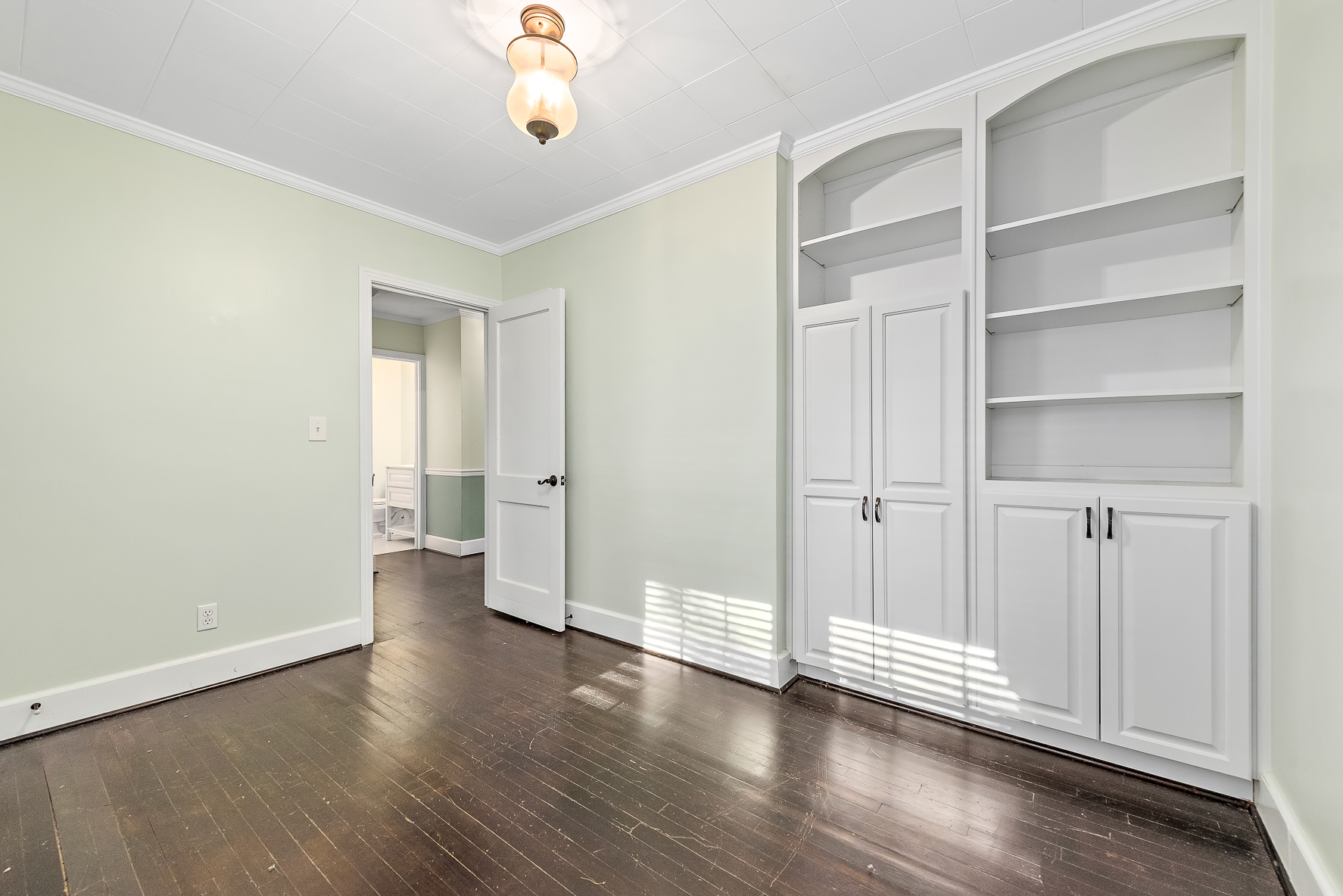 202 S Academy St WHT-29