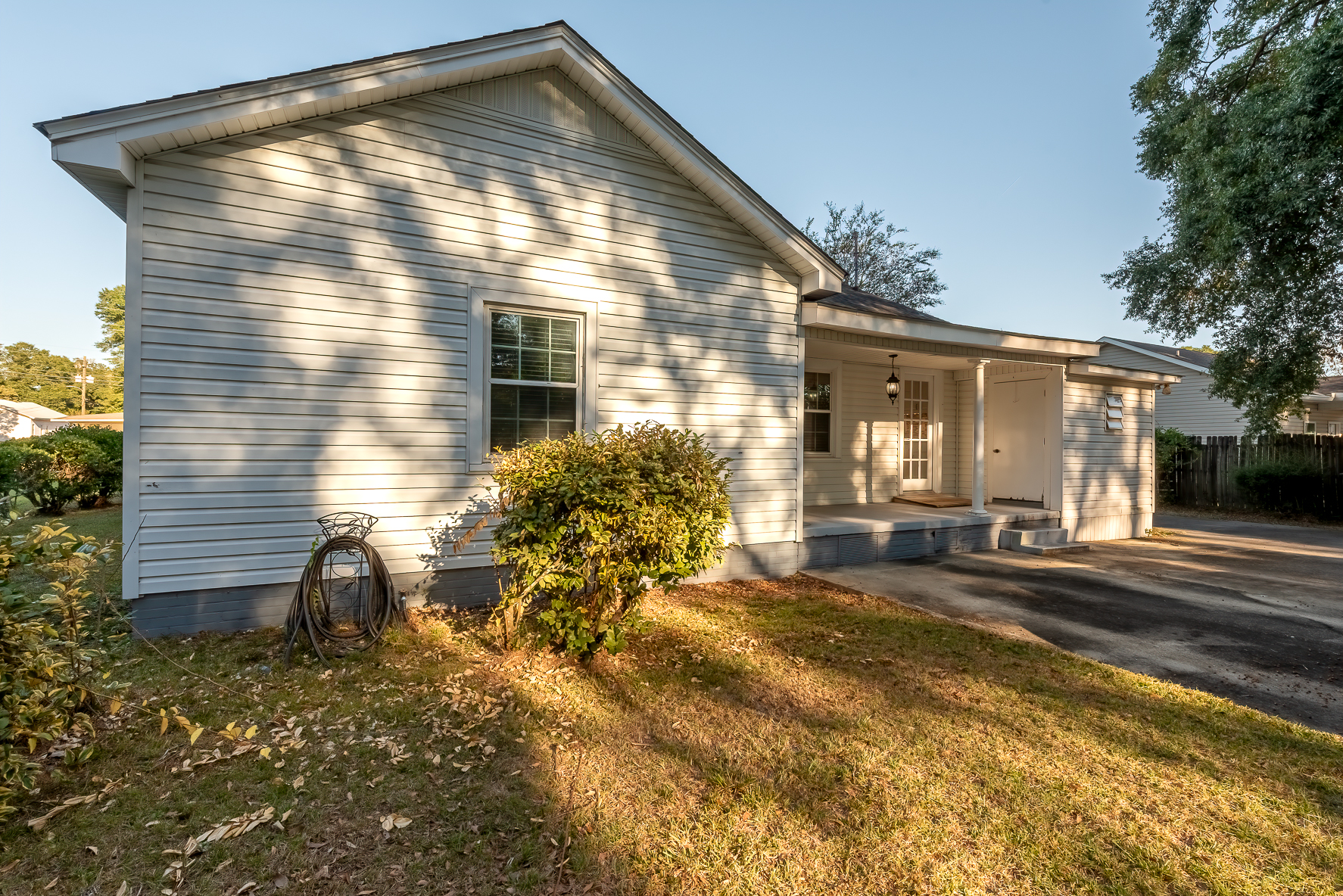 202 S Academy St WHT-9