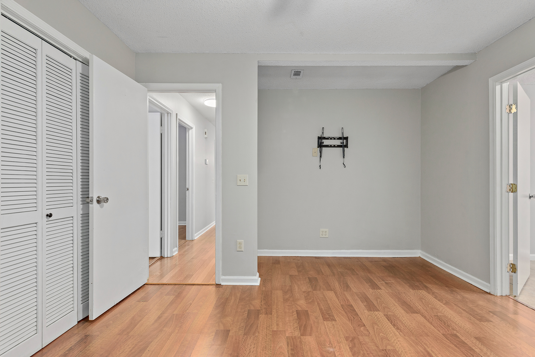 105 Fairfield Dr-WHT-25