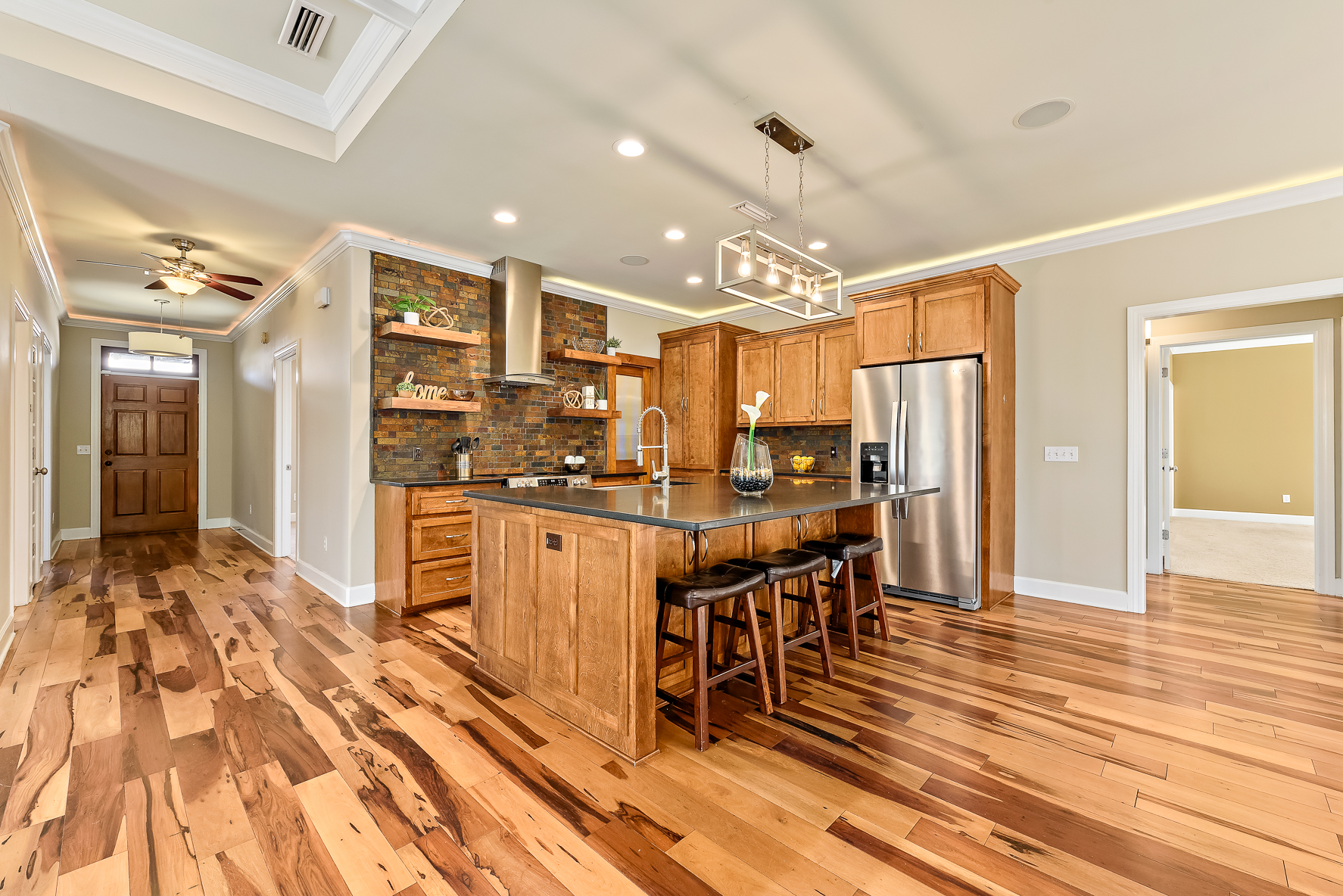 102 Valley Chase Dr WHT-16