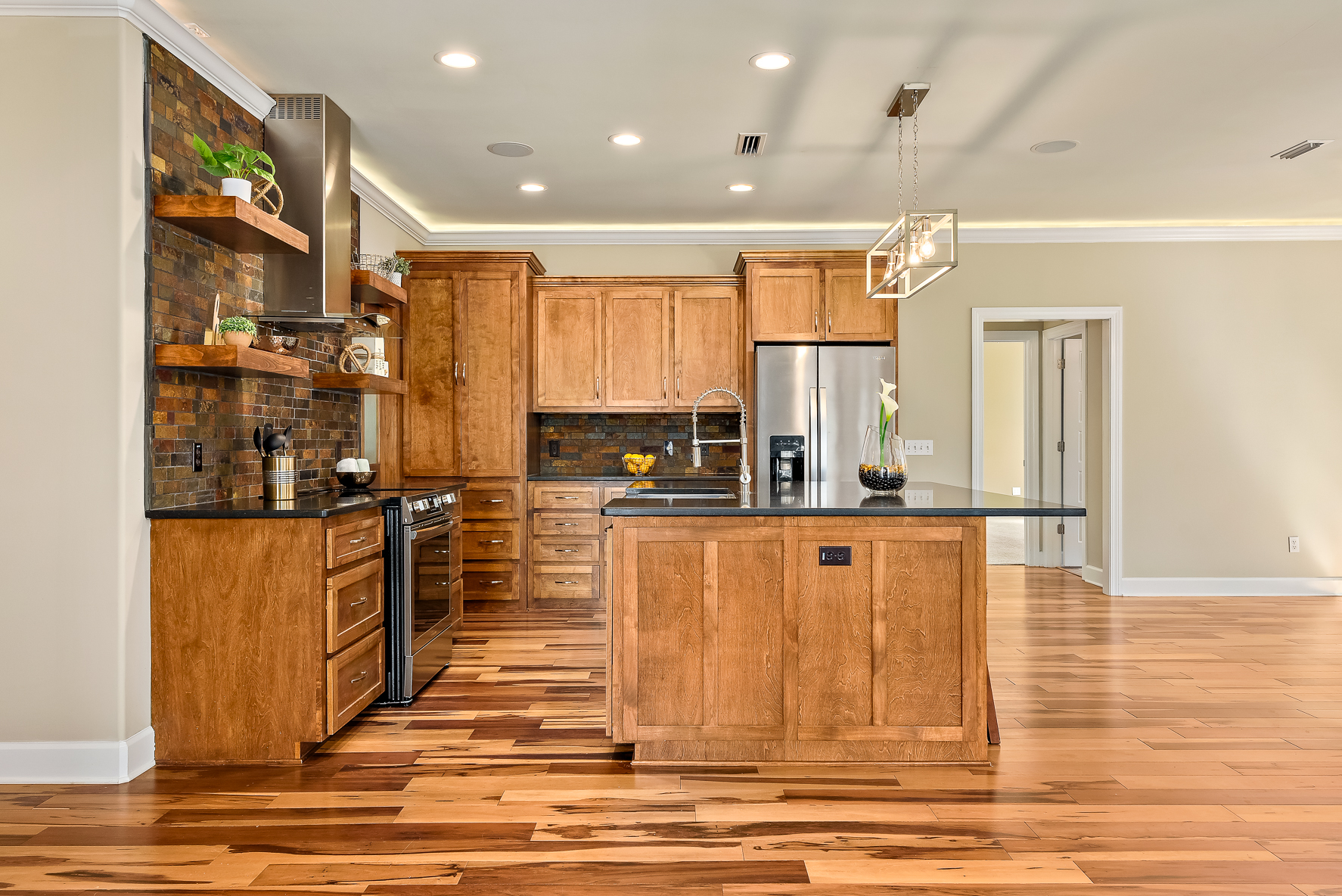 102 Valley Chase Dr WHT-17