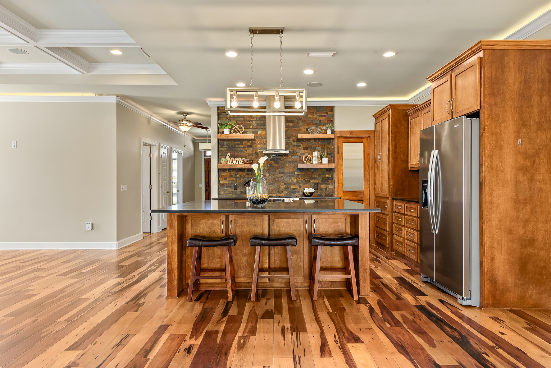 102 Valley Chase Dr WHT-19