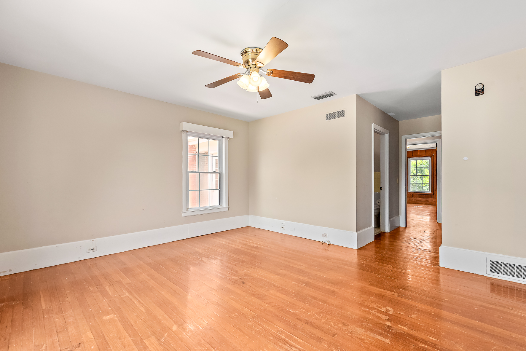 561 Davis St-WHT_23