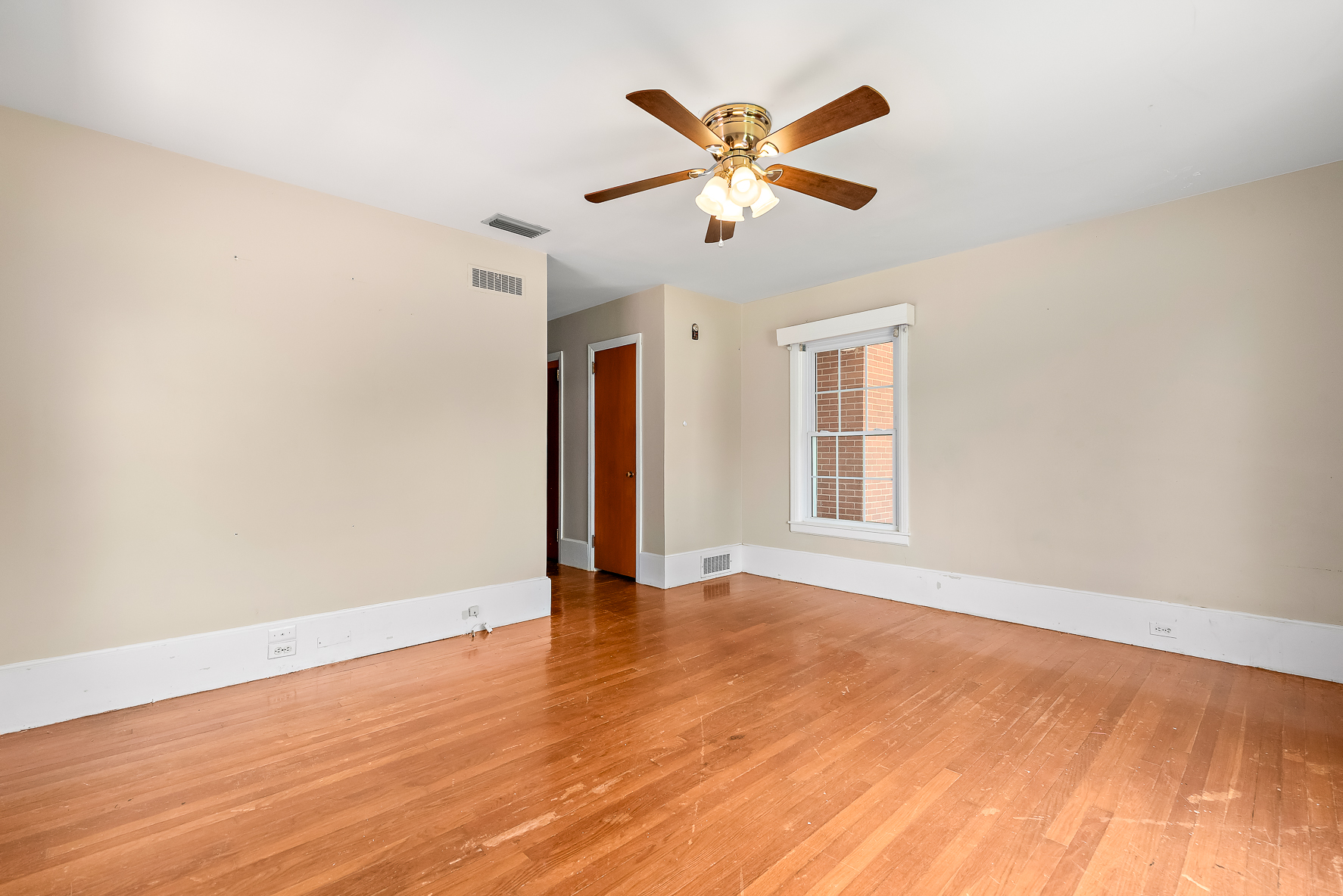 561 Davis St-WHT_24