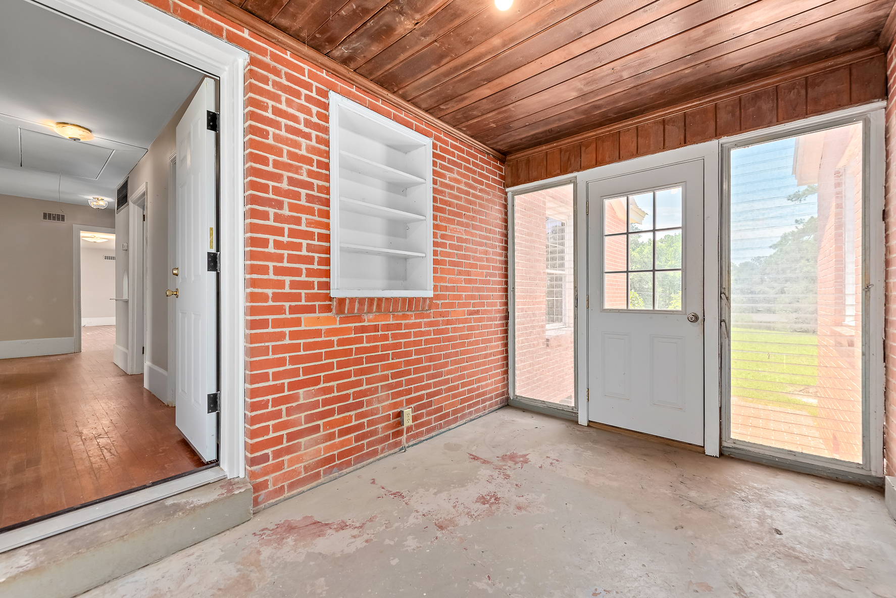 561 Davis St-WHT_29