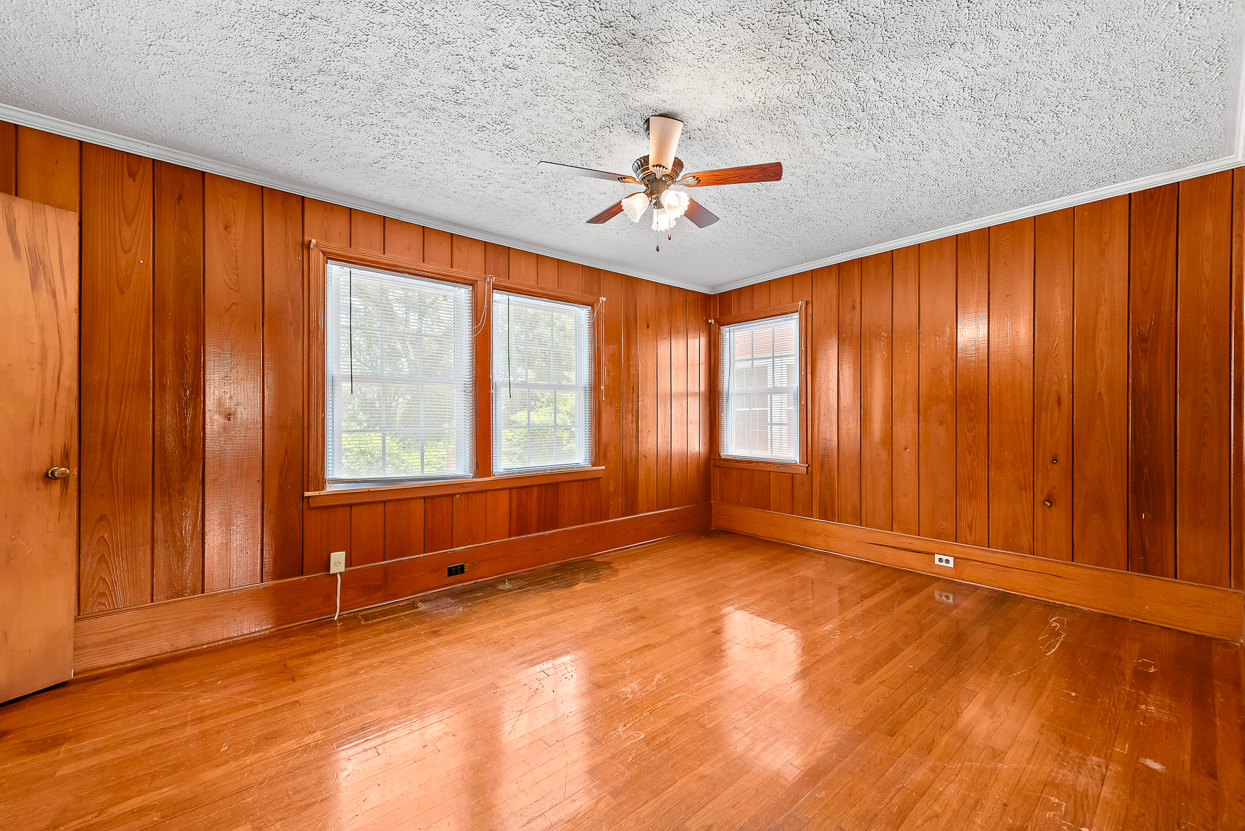 561 Davis St-WHT_36