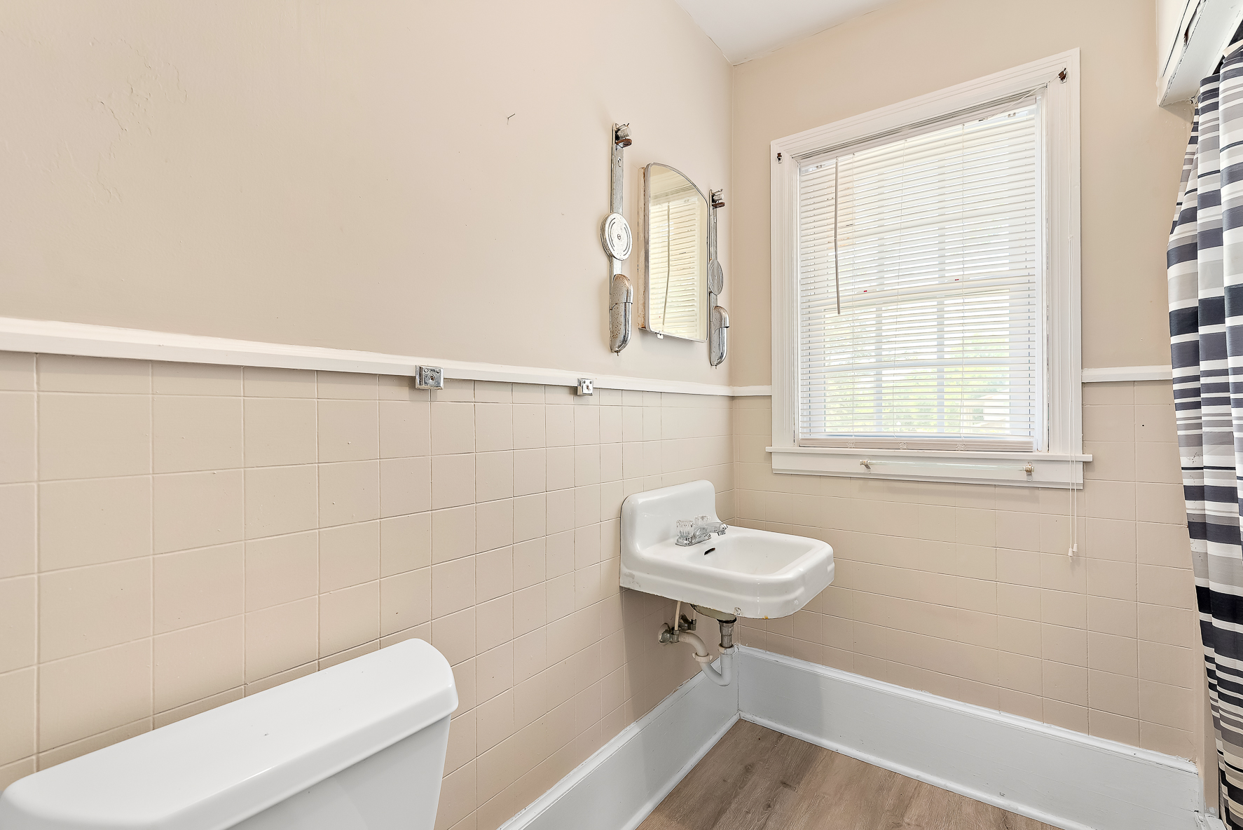 561 Davis St-WHT_38