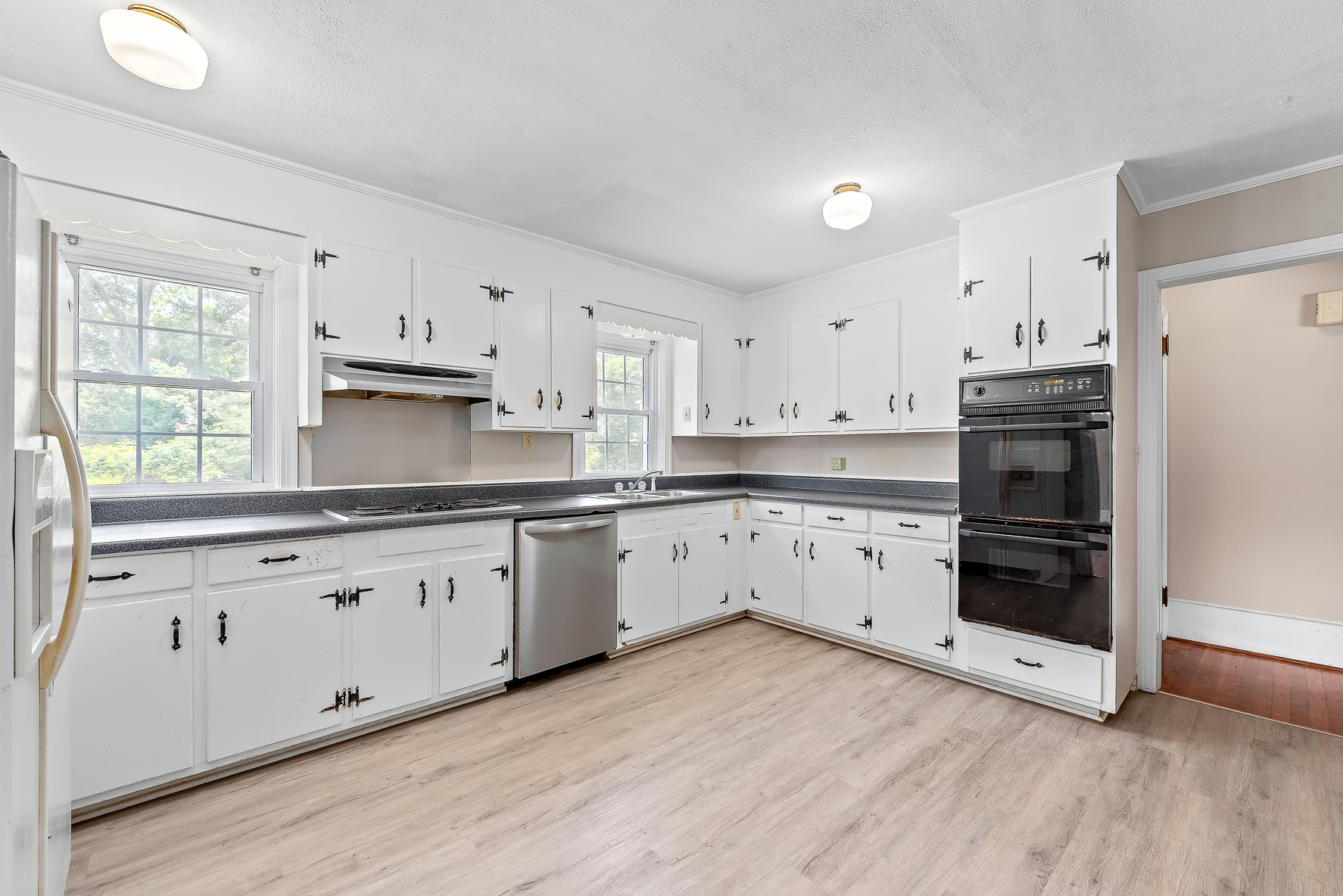 561 Davis St-WHT_44