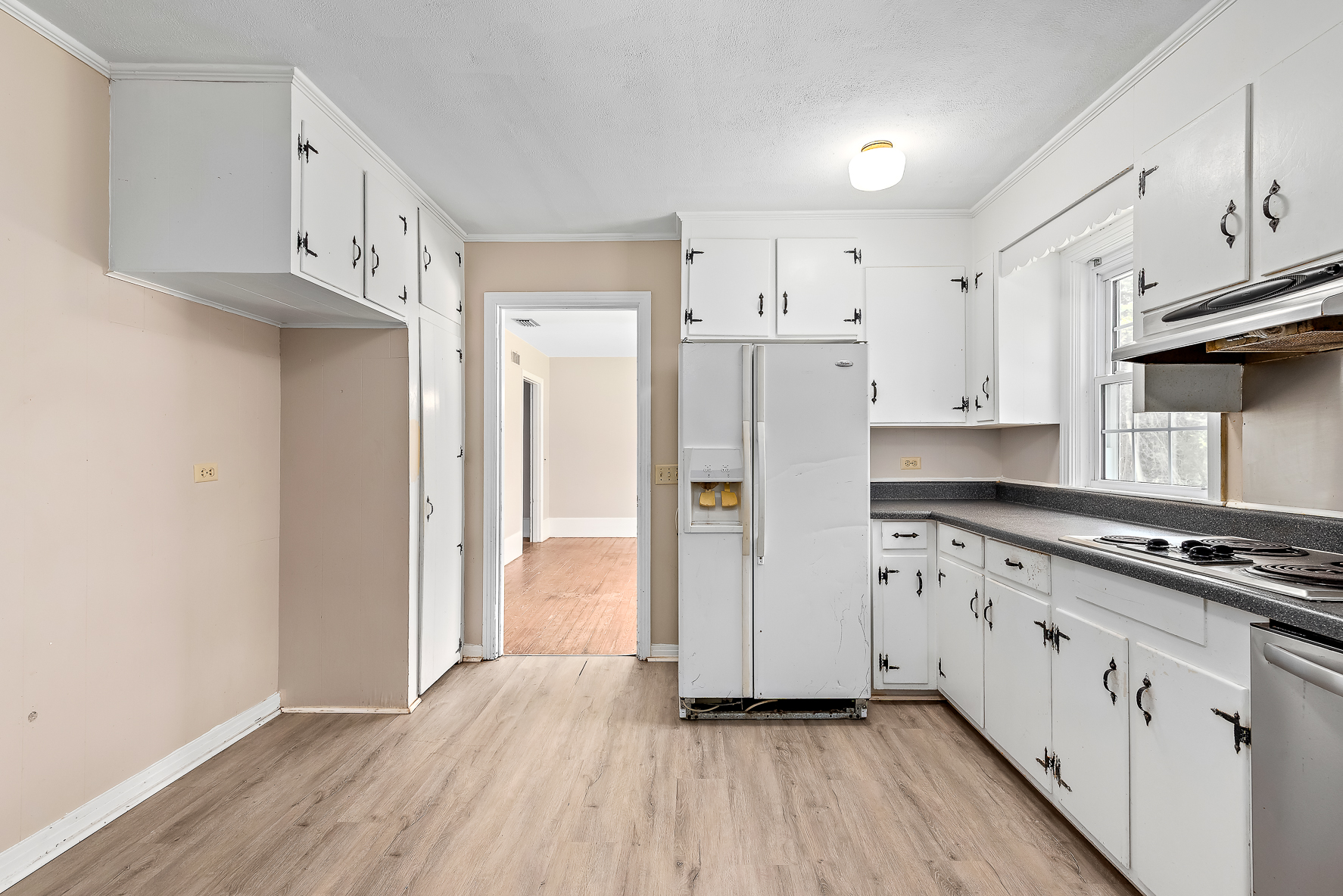561 Davis St-WHT_46